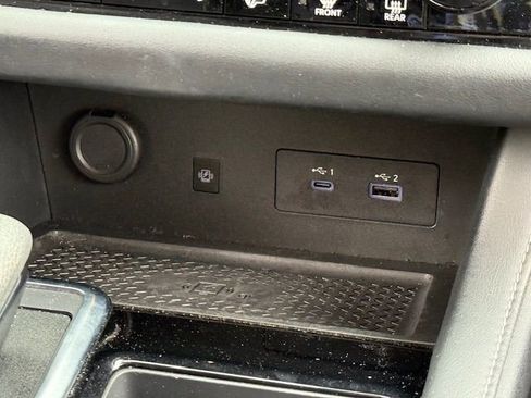 Used 2023 Nissan Pathfinder SL w/ Black Appearance Package image 21