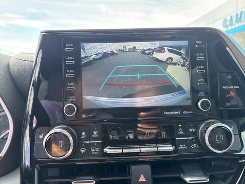 Used 2022 Toyota Highlander XLE FWD image 23