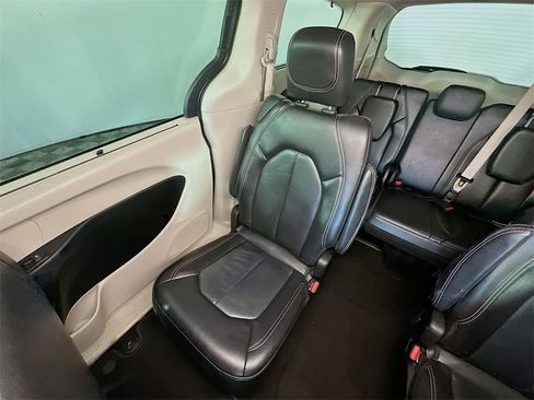 Used 2022 Chrysler Pacifica Touring-L image 12