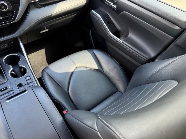 Used 2024 Toyota Highlander XLE AWD/4WD image 21