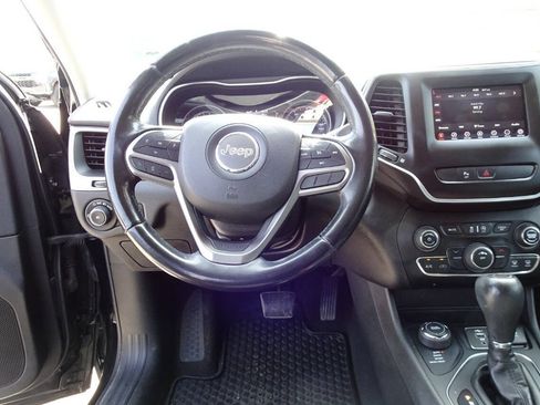 Used 2020 Jeep Cherokee Latitude Plus w/ Cold Weather Group AWD/4WD image 16