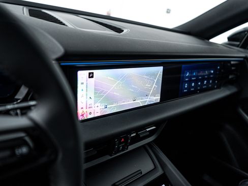 Certified 2025 Porsche Macan 4 Electric image 15