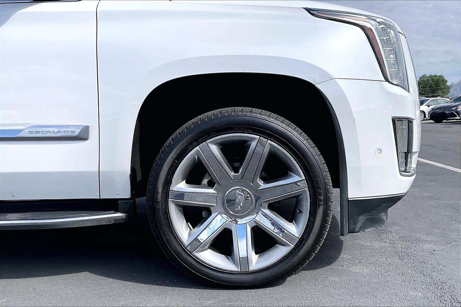 Used 2018 Cadillac Escalade Luxury AWD/4WD image 8