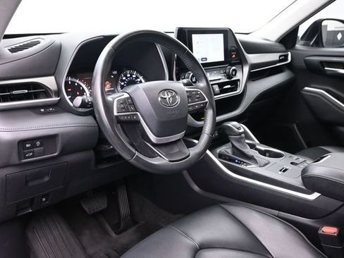 Used 2023 Toyota Highlander XLE FWD image 22