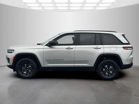 New 2025 Jeep Grand Cherokee 4WD image 4