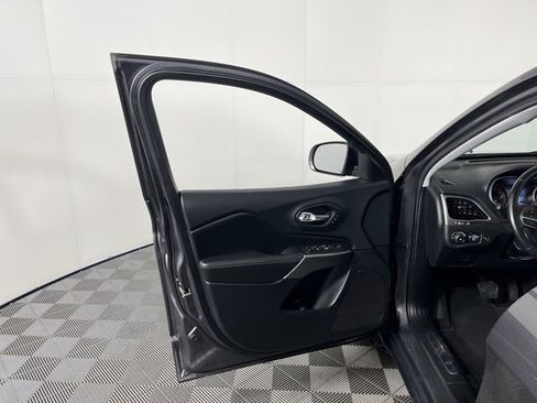 Used 2019 Jeep Cherokee Limited image 15