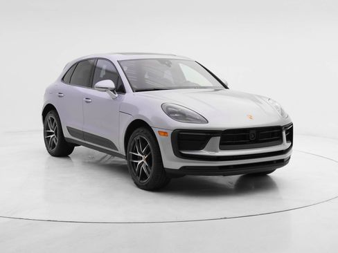 Certified 2024 Porsche Macan image 6
