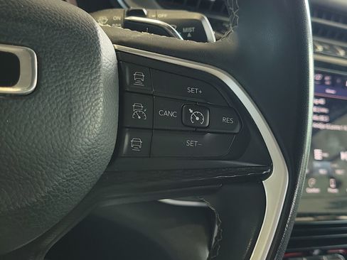 Used 2023 Jeep Grand Cherokee Laredo AWD/4WD image 24