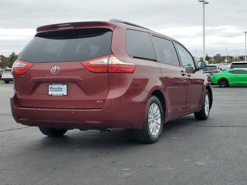 Used 2017 Toyota Sienna XLE Premium image 8