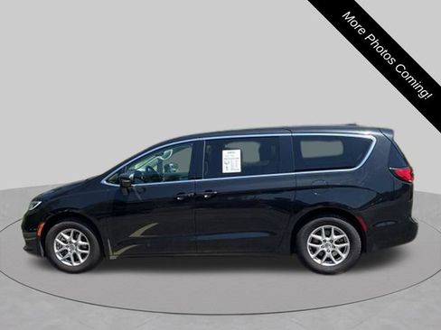 Used 2023 Chrysler Pacifica Touring-L FWD image 2