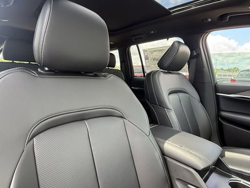 New 2025 Jeep Grand Cherokee Limited w/ Luxury Tech Group II image 16