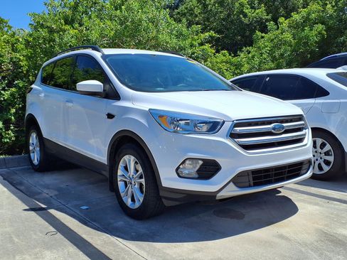 Used 2018 Ford Escape SE FWD image 3