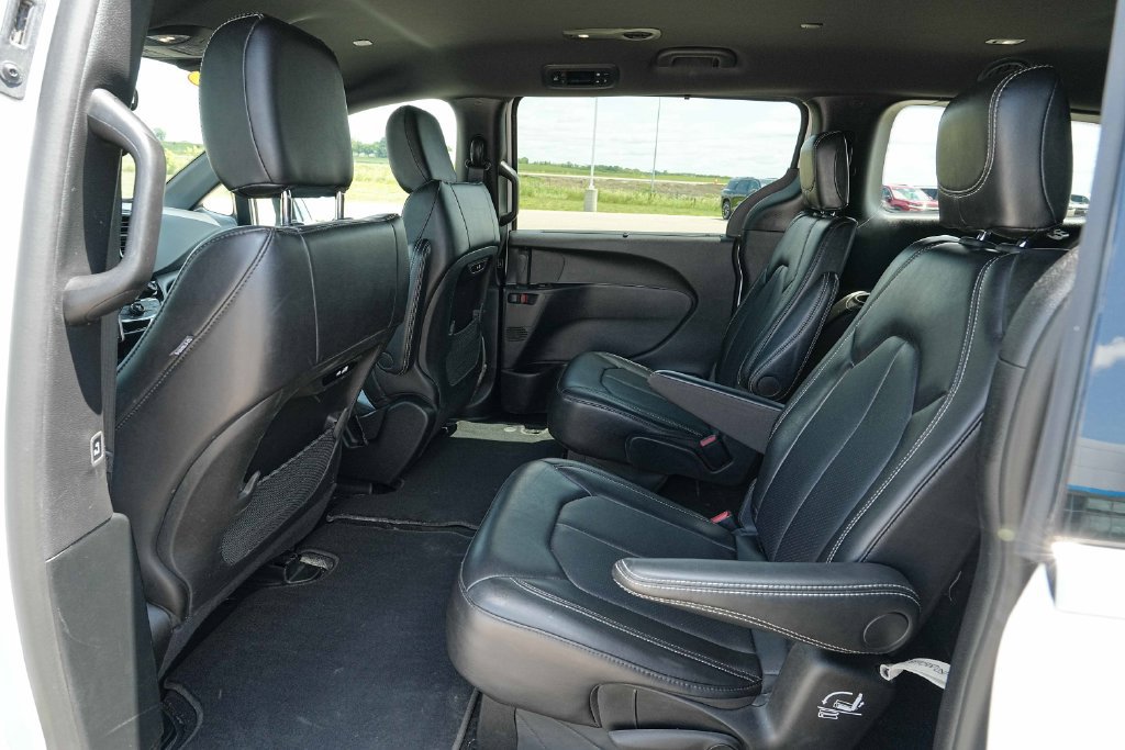 Used 2025 Chrysler Pacifica Select FWD image 19