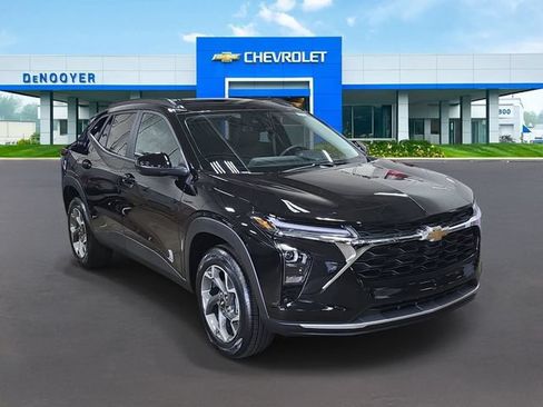 New 2026 Chevrolet Trax LT w/ Driver Confidence Package FWD image 4