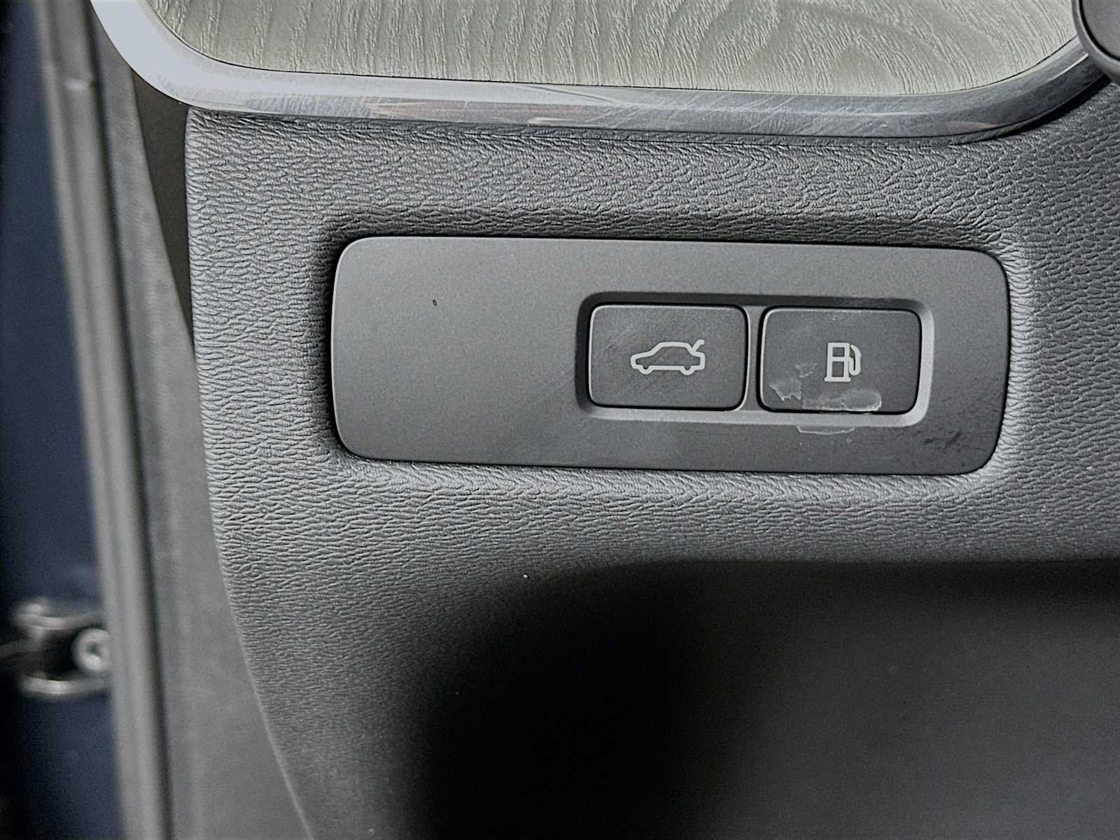 Certified 2025 Volvo XC60 T8 Plus w/ Protection Package Premier AWD/4WD image 10