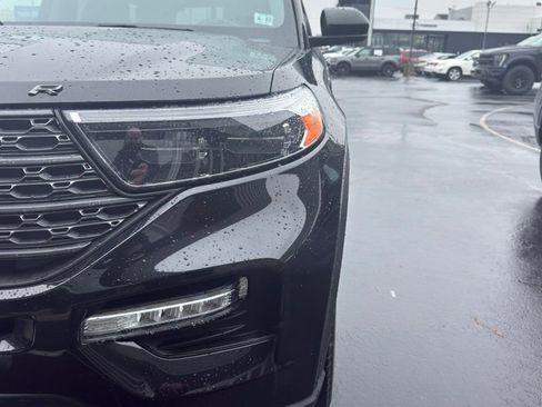 Used 2022 Ford Explorer XLT w/ Equipment Group 202A image 5