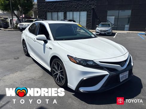Used 2021 Toyota Camry SE FWD image 1