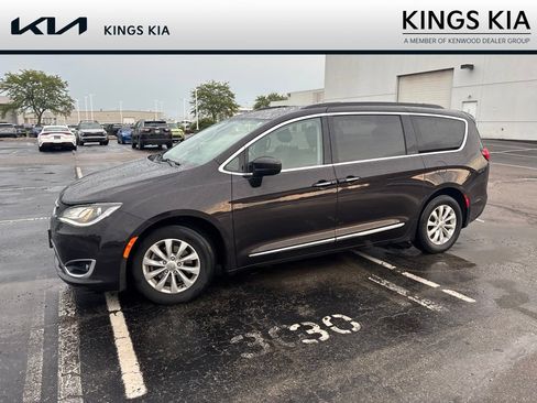 Used 2017 Chrysler Pacifica Touring-L FWD image 16