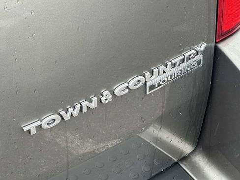 Used 2010 Chrysler Town & Country Touring FWD image 10