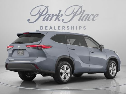 Used 2021 Toyota Highlander XLE FWD image 3