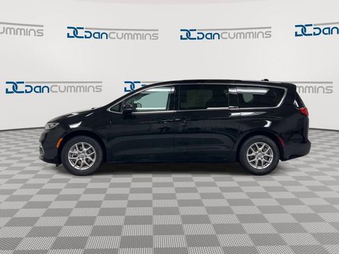 Used 2024 Chrysler Pacifica Touring-L image 5
