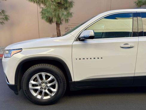 Used 2018 Chevrolet Traverse LT w/ LPO, Black Accent Package FWD image 12