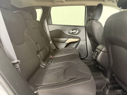 Used 2017 Jeep Cherokee Latitude AWD/4WD image 13