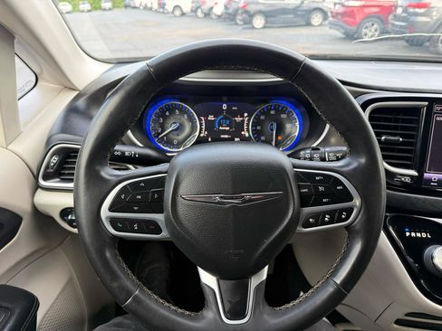 Used 2022 Chrysler Pacifica Touring-L FWD image 16
