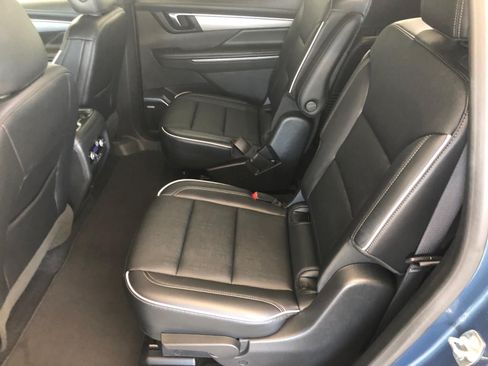 Used 2025 Buick Enclave Preferred AWD/4WD image 8
