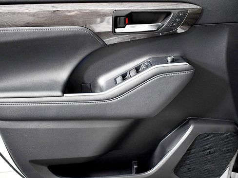 Used 2022 Toyota Highlander Platinum image 15