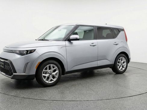Used 2025 Kia Soul LX w/ LX Technology Package FWD image 3