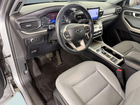 Used 2021 Ford Explorer XLT w/ Equipment Group 202A RWD image 4