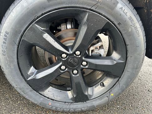 Used 2023 Jeep Grand Cherokee Limited w/ Luxury Tech Group II image 22