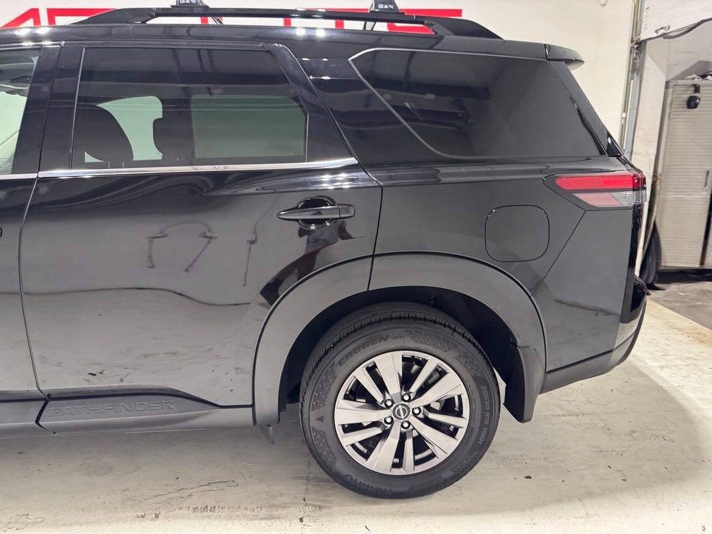 Used 2023 Nissan Pathfinder SV FWD image 3