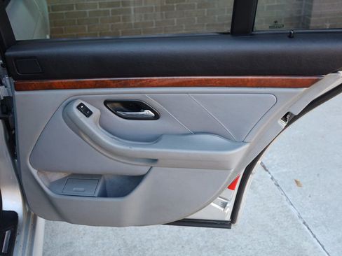 Used 2001 BMW 530i Sedan image 18