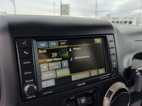 Used 2017 Jeep Wrangler Unlimited Sahara image 12