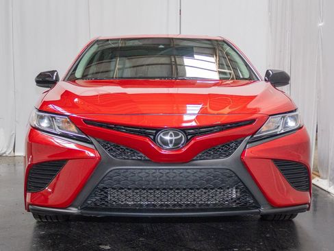 Used 2020 Toyota Camry SE image 2
