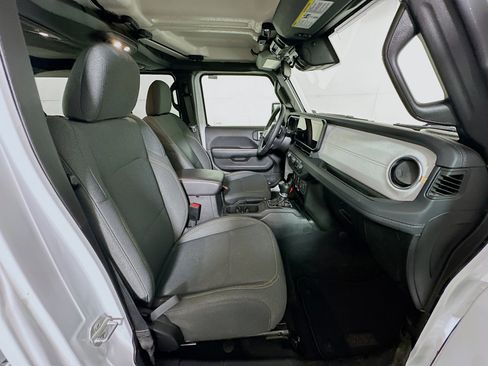 Used 2025 Jeep Wrangler Unlimited Sahara AWD/4WD image 29