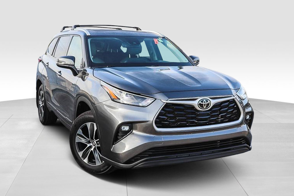 Used 2022 Toyota Highlander XLE FWD image 2