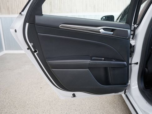 Used 2017 Ford Fusion SE w/ Fusion SE Technology Package image 30