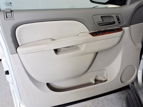 Used 2014 Chevrolet Suburban LT RWD image 14