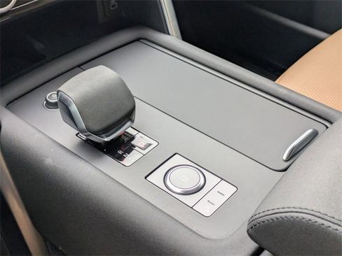 Used 2024 Land Rover Discovery Dynamic SE image 9