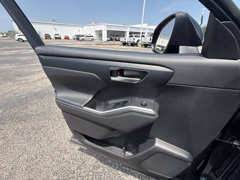 Used 2024 Toyota Highlander XSE FWD image 29