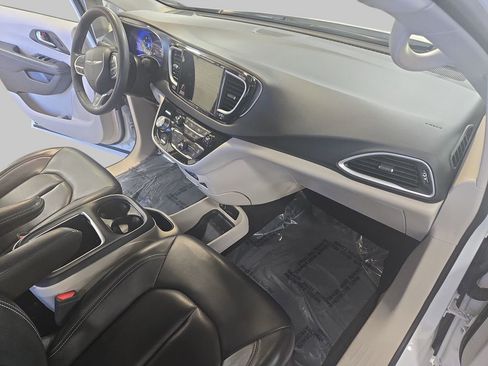 Used 2023 Chrysler Pacifica Touring-L FWD image 11