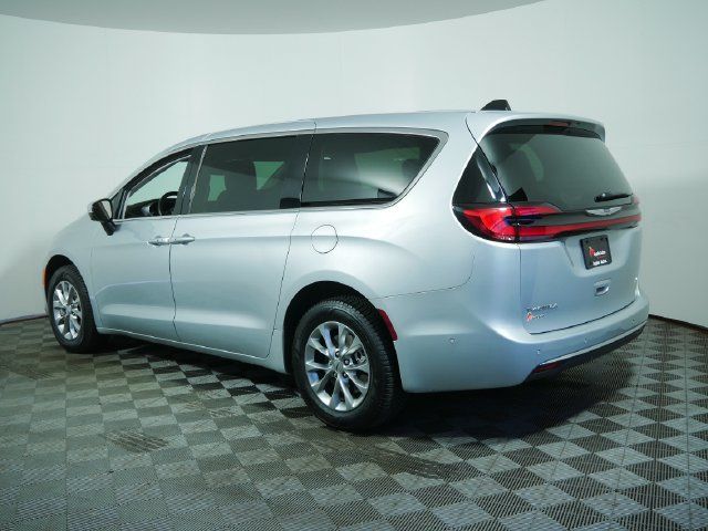 Certified 2023 Chrysler Pacifica Touring-L w/ Uconnect Theater Family Group AWD/4WD image 5