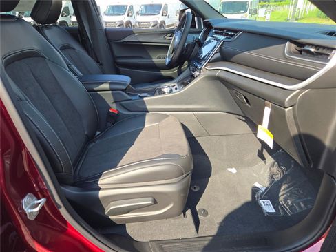 Used 2025 Jeep Grand Cherokee L Altitude image 7