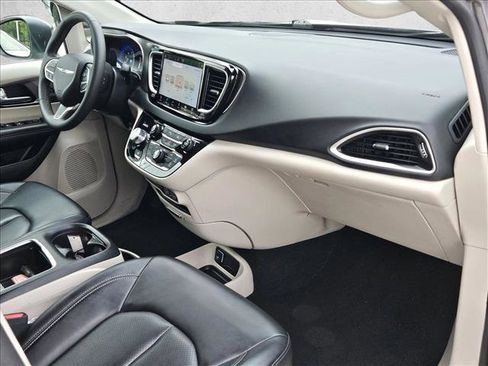 Used 2023 Chrysler Pacifica Touring-L FWD image 20