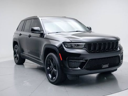 Used 2023 Jeep Grand Cherokee Altitude AWD/4WD image 9