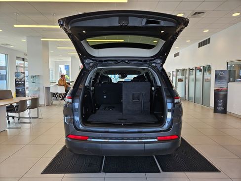 Used 2022 Jeep Grand Cherokee L Limited AWD/4WD image 9