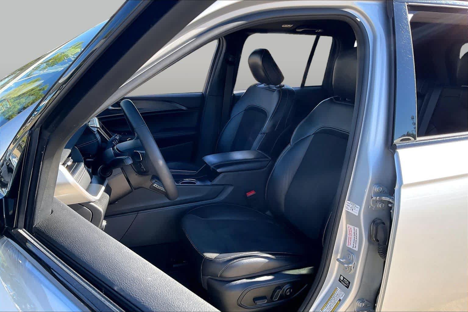 Used 2025 Jeep Grand Cherokee Altitude AWD/4WD image 8